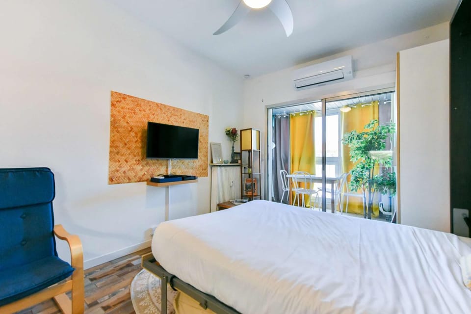 Bed, TV and multimedia, Living room, Seating area, air conditioner