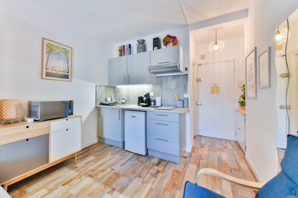 Coffee/tea facilities, Kitchen or kitchenette, oven, stove