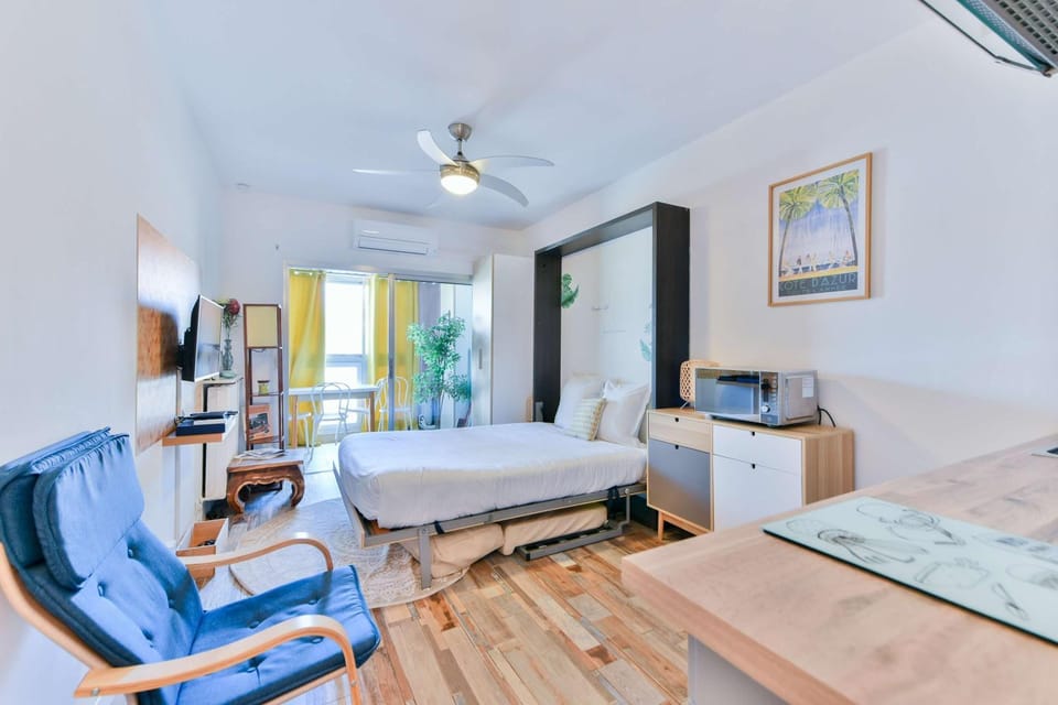Bed, TV and multimedia, Living room, Photo of the whole room, Seating area