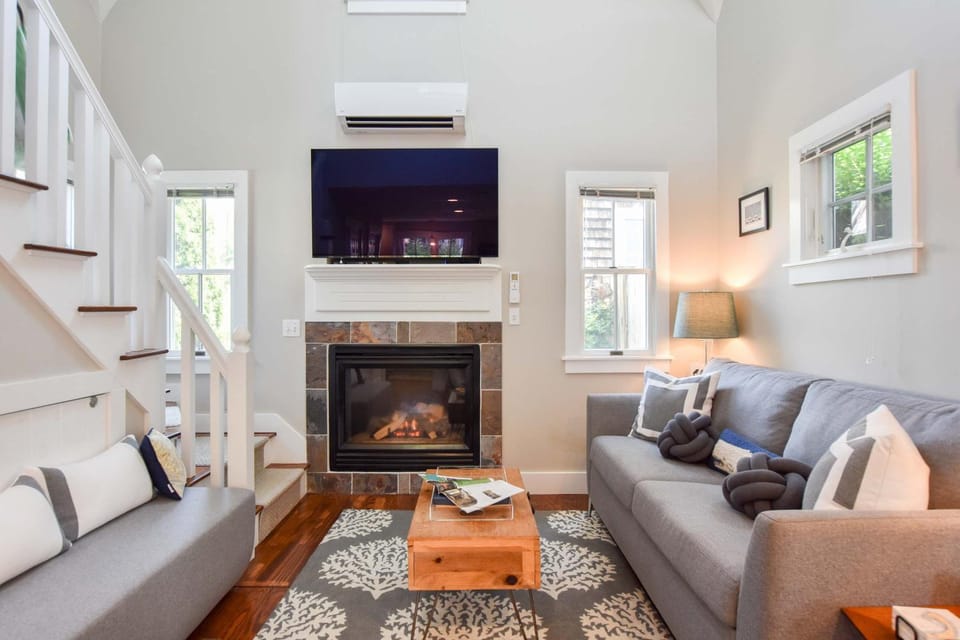 4 min Walk to Commercial Street and Beach House in Provincetown