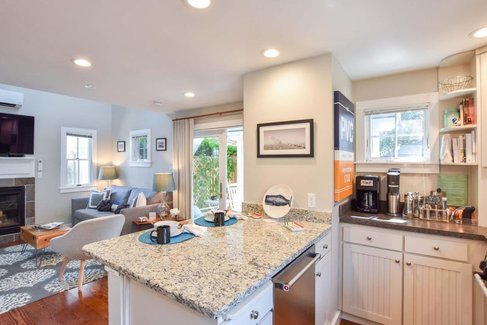 4 min Walk to Commercial Street and Beach House in Provincetown