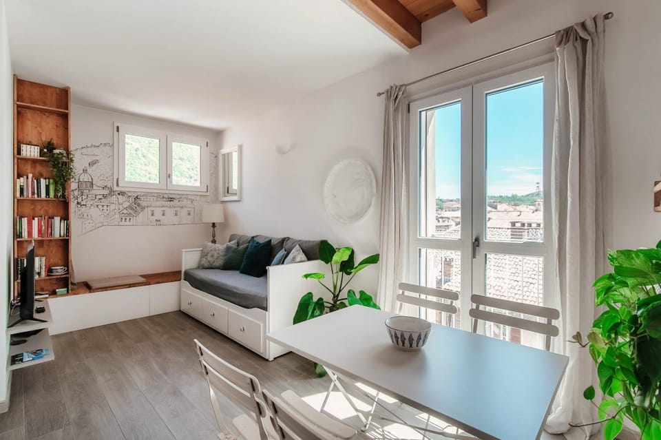 Casa Luna by Quokka 360 - City Centre Stay with Cathedral View Apartment in Como