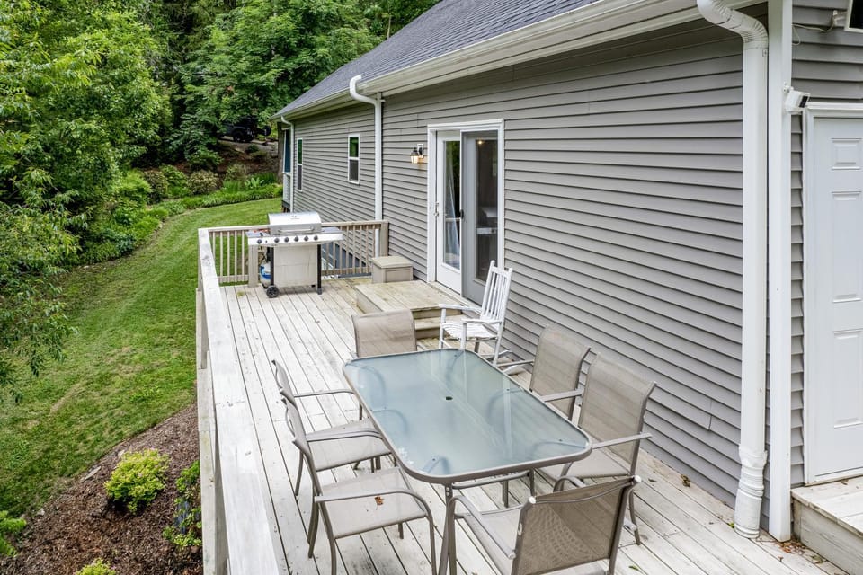 Hilltop Hideaway House in Woodfin