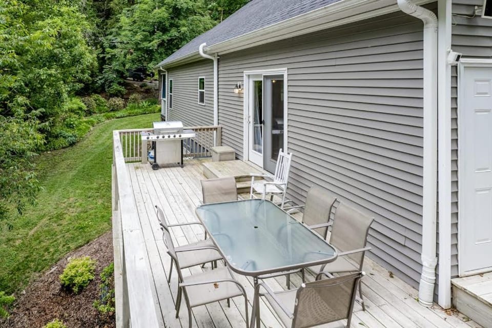 Hilltop Hideaway House in Woodfin