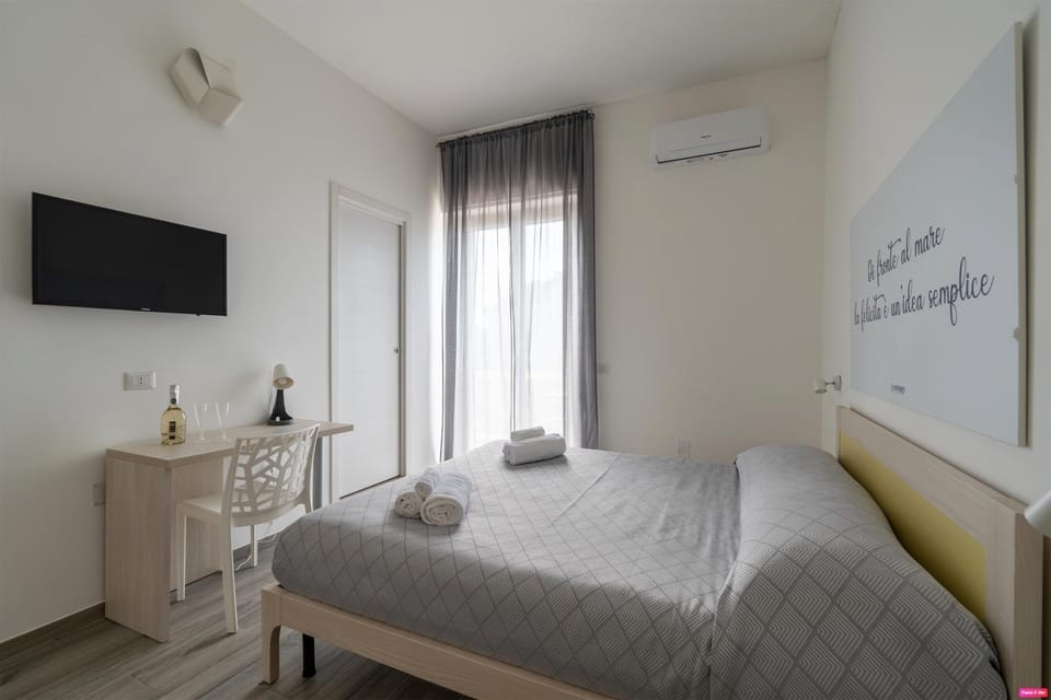 TV and multimedia, Photo of the whole room, Bedroom