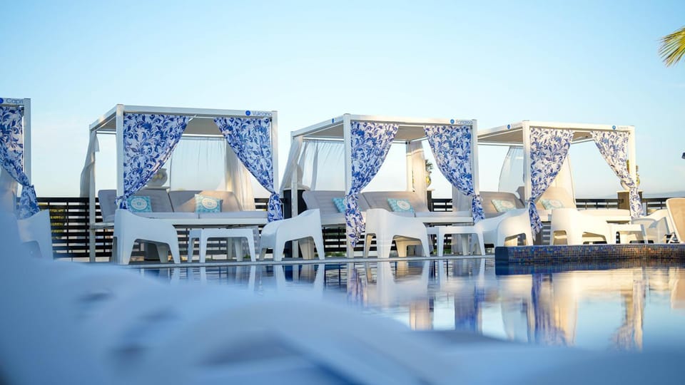 Swimming pool, sunbed