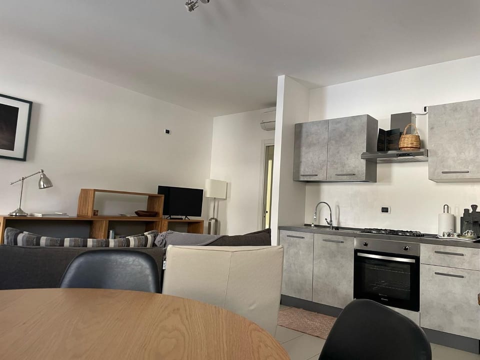 Kitchen or kitchenette, Dining area, stove