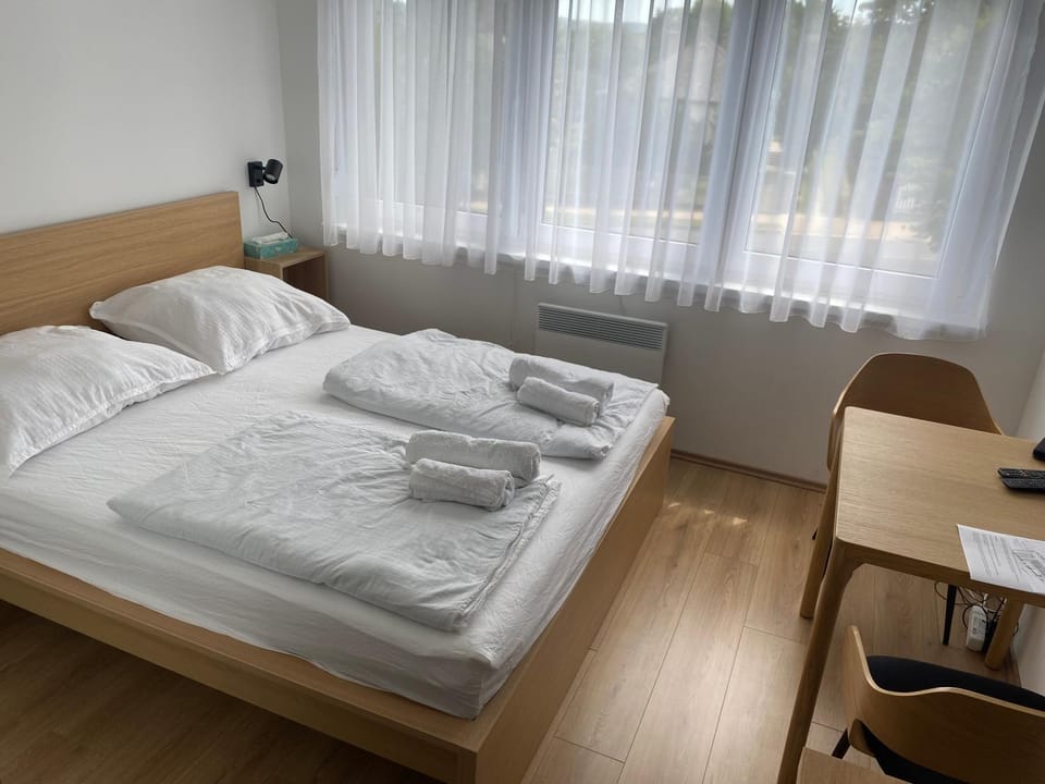 Bed, towels