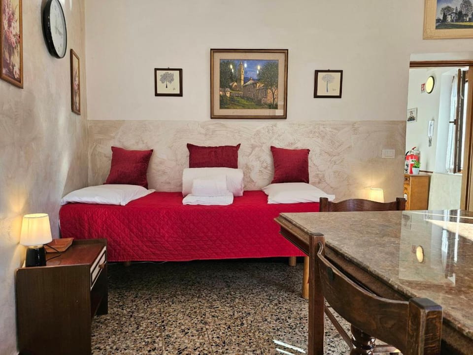 Bed, Seating area