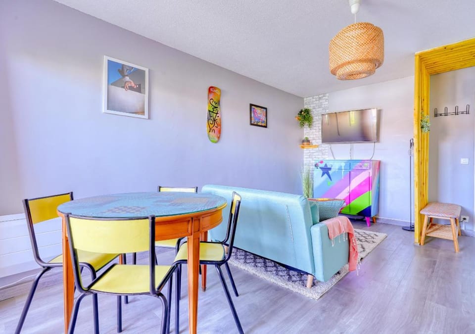 Communal lounge/ TV room, TV and multimedia, Living room, Seating area, Dining area, Dinner