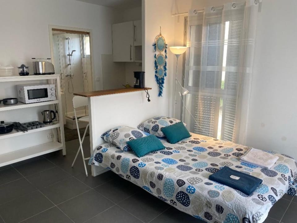 Bed, Kitchen or kitchenette, Bedroom, minibar, toaster, towels