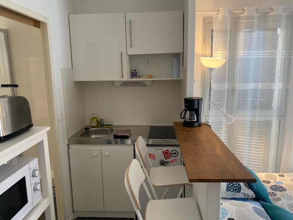 Coffee/tea facilities, Kitchen or kitchenette, Dining area, minibar, oven, stove, toaster