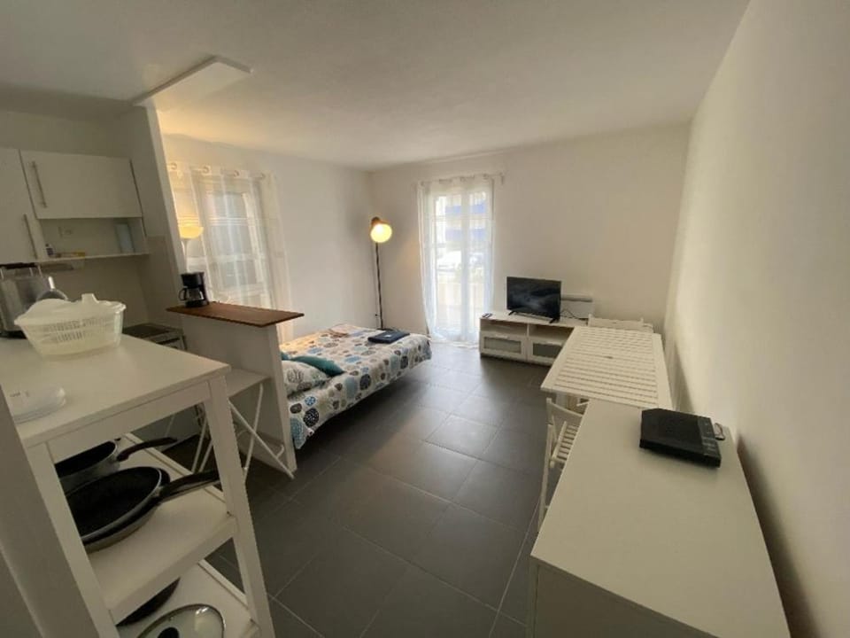 Bed, TV and multimedia, Photo of the whole room, Dining area