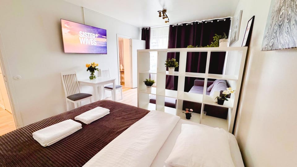 TV and multimedia, Photo of the whole room, Bedroom, towels