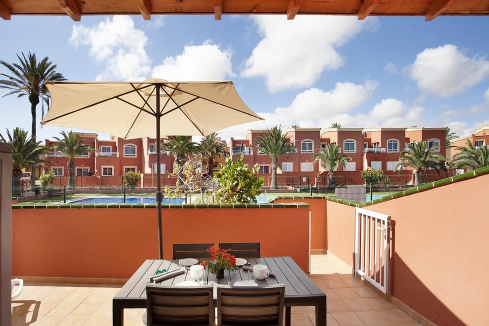 Property building, Balcony/Terrace, Living room
