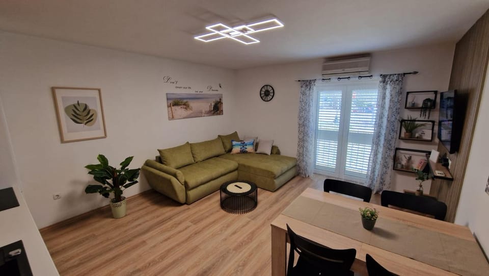 TV and multimedia, Kitchen or kitchenette, Living room, Seating area, Dining area