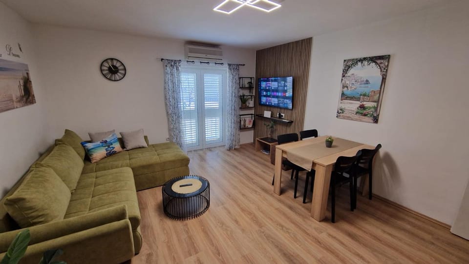 Communal lounge/ TV room, TV and multimedia, Living room, Seating area, Dining area