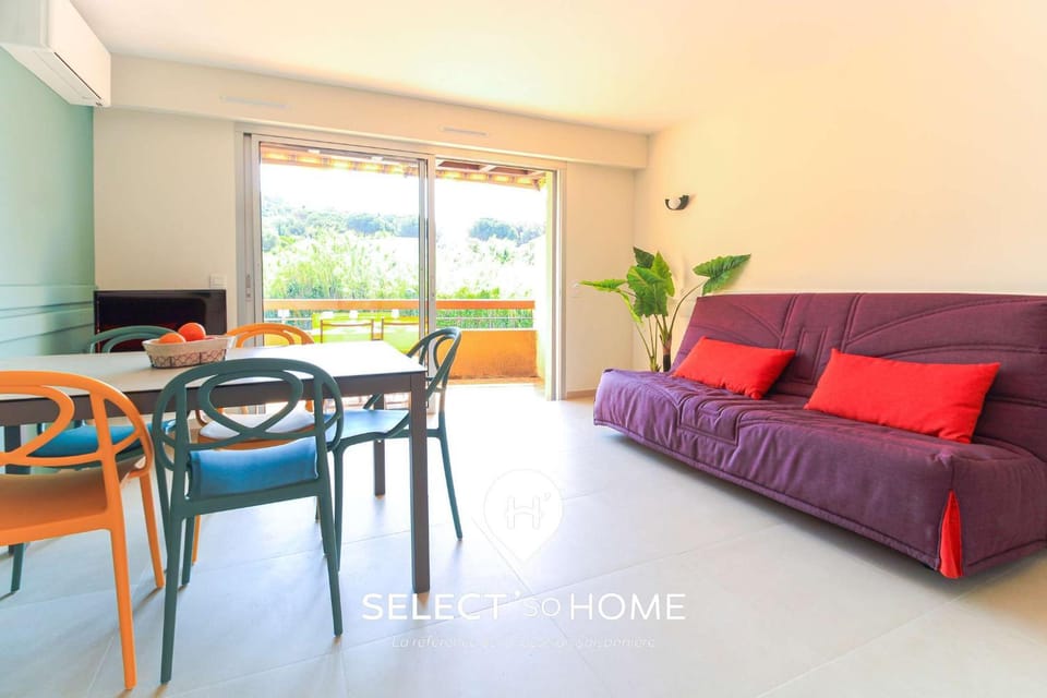 Communal lounge/ TV room, TV and multimedia, Living room, Dining area