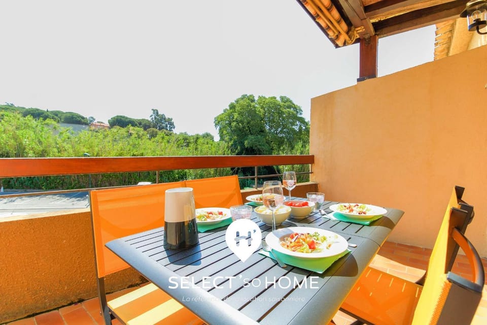Property building, Day, Balcony/Terrace, Dining area
