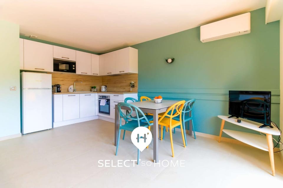 TV and multimedia, Kitchen or kitchenette, Dining area, dishwasher, oven, stove