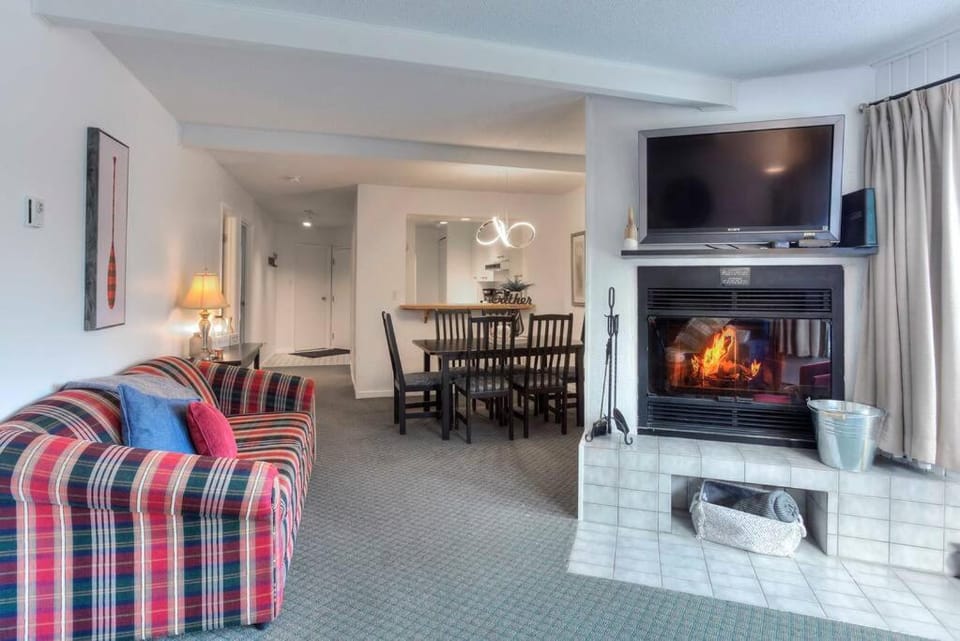 TV and multimedia, Living room, Seating area, flat iron