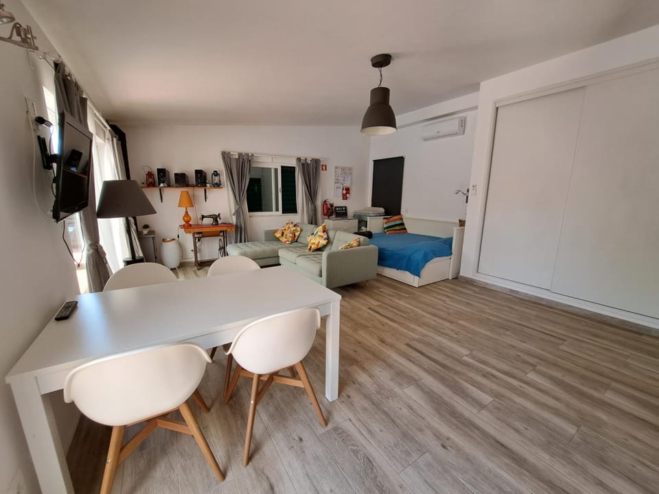 TV and multimedia, Living room, Dining area, flat iron