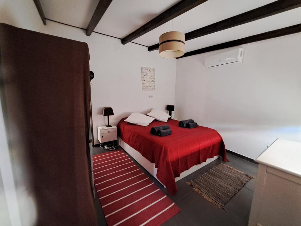 Photo of the whole room, Bedroom, air conditioner