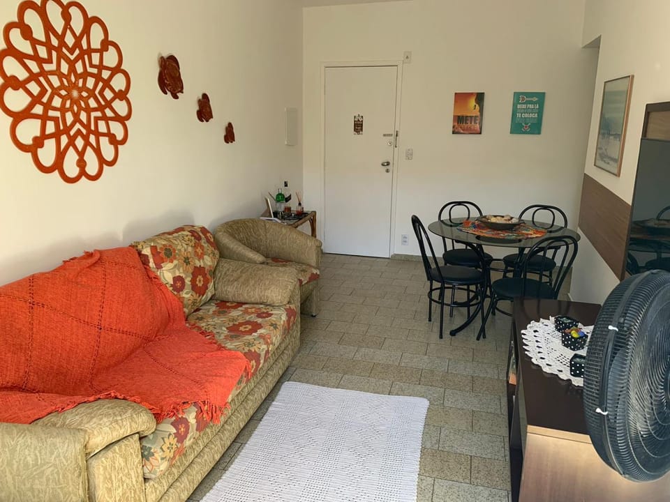 Apartamento Praia das Astúrias, 2 minutos de caminhada para praia, piscina, garagem demarcada, cama Queen Apartment in State of São Paulo