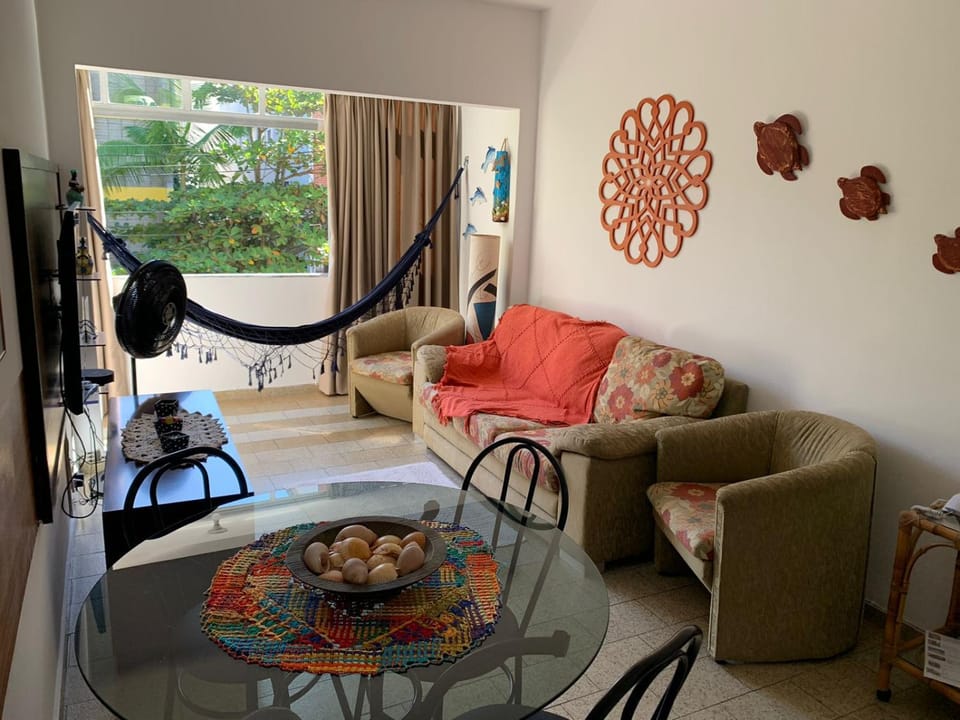Apartamento Praia das Astúrias, 2 minutos de caminhada para praia, piscina, garagem demarcada, cama Queen Apartment in State of São Paulo