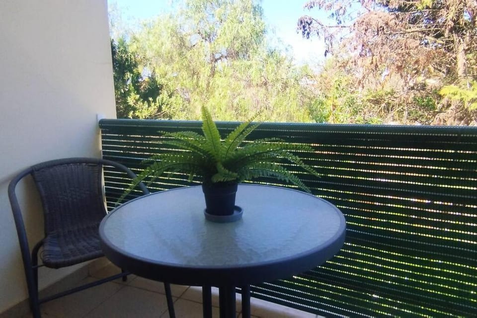 View (from property/room), Balcony/Terrace, Dining area, Garden view