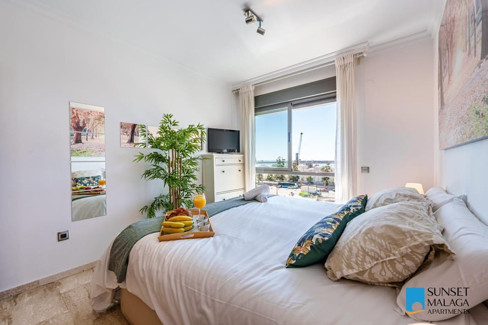 Bed, TV and multimedia, Photo of the whole room, Bedroom, towels