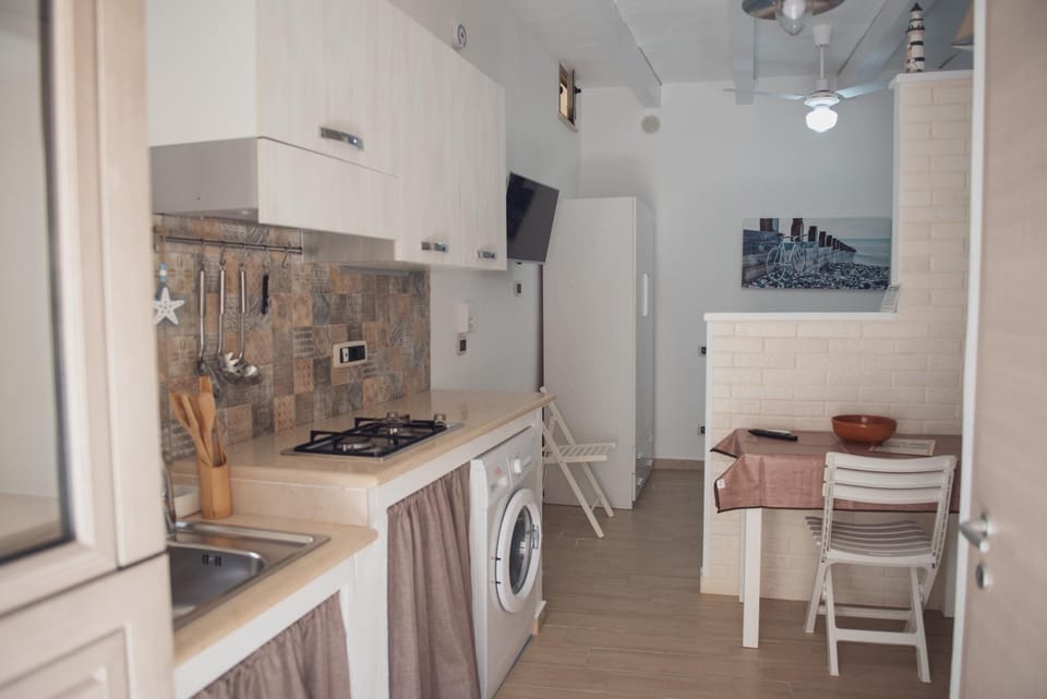 Kitchen or kitchenette, Dining area, stove, washing machine