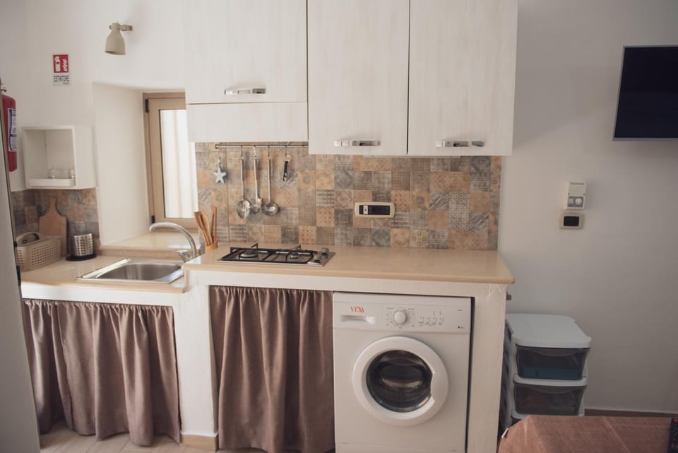 Kitchen or kitchenette, stove, washing machine