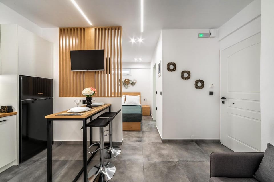 Bed, TV and multimedia, Kitchen or kitchenette, Photo of the whole room, Dining area, Bedroom