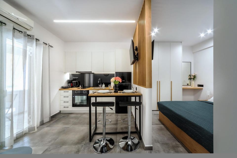 Kitchen or kitchenette, Dining area, oven, stove