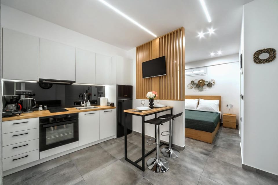 Bed, TV and multimedia, Kitchen or kitchenette, Photo of the whole room, Dining area, Bedroom, oven, stove