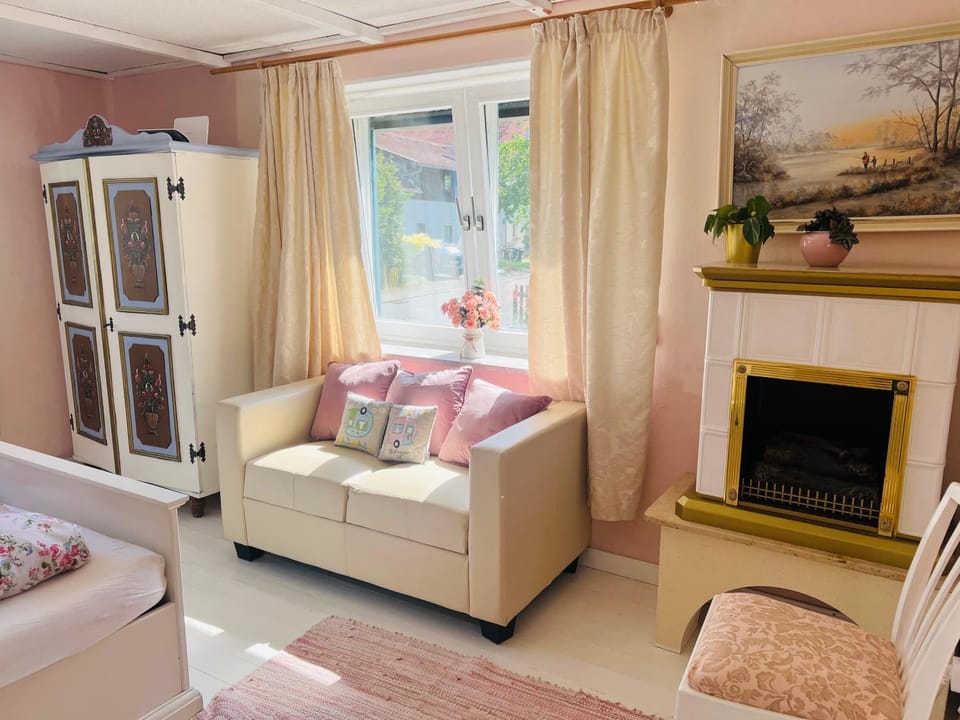 Seating area, Bedroom, flat iron