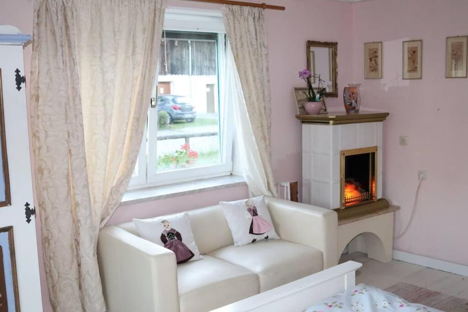 Seating area, Bedroom, flat iron, internet