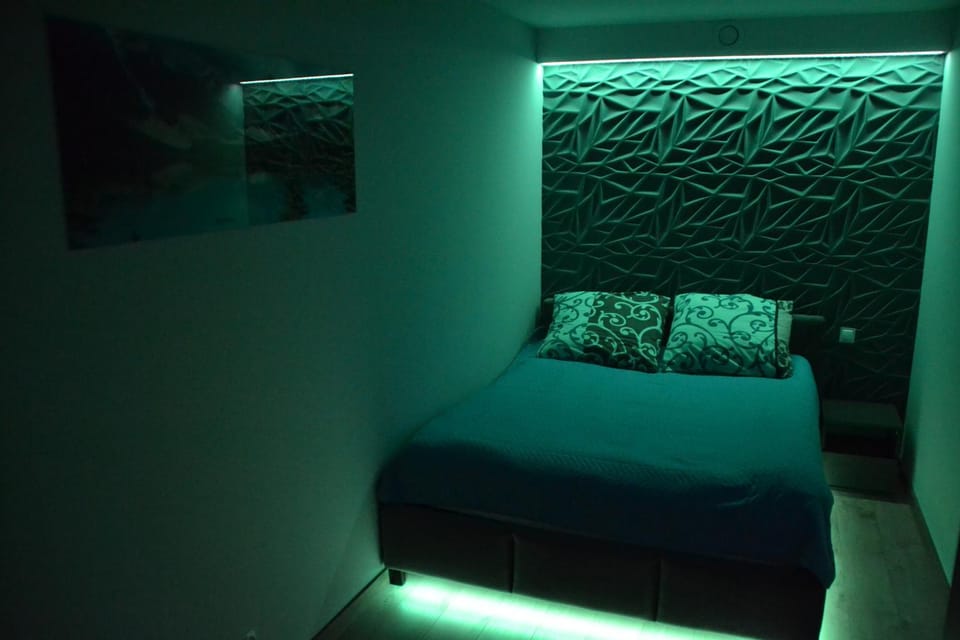 Bed, Photo of the whole room, Seating area, Bedroom