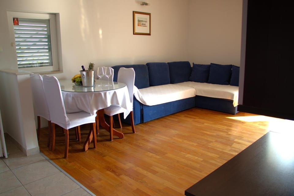TV and multimedia, Living room, Seating area, Dining area, air conditioner