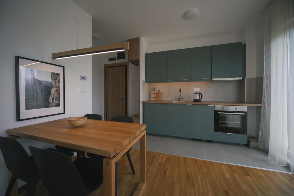 Kitchen or kitchenette, Dining area