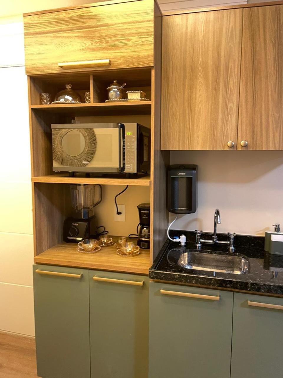 Kitchen or kitchenette, minibar