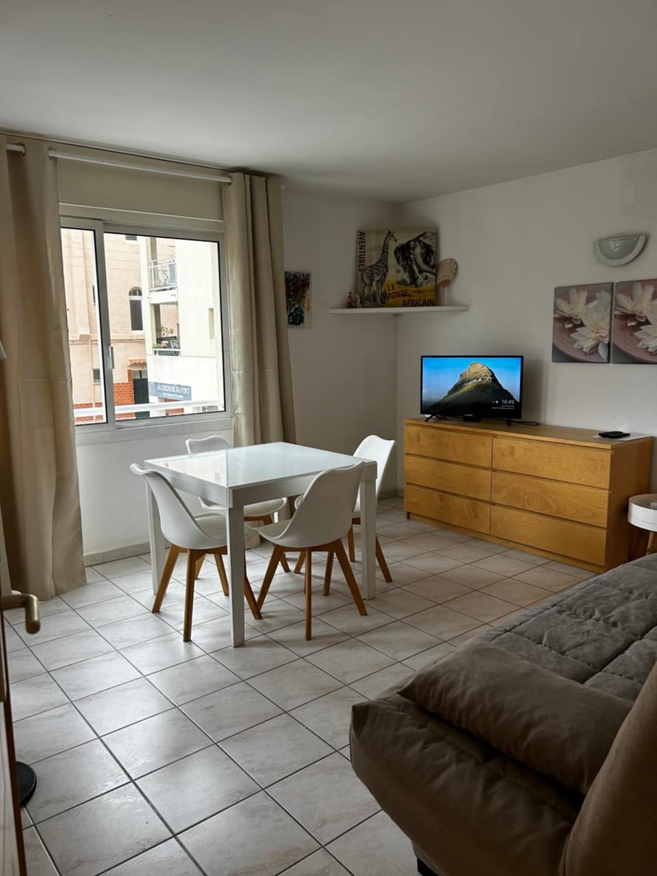 Joli appart Port Azur Climatisé à GOLFE -JUAN en front de mer Apartment in Antibes