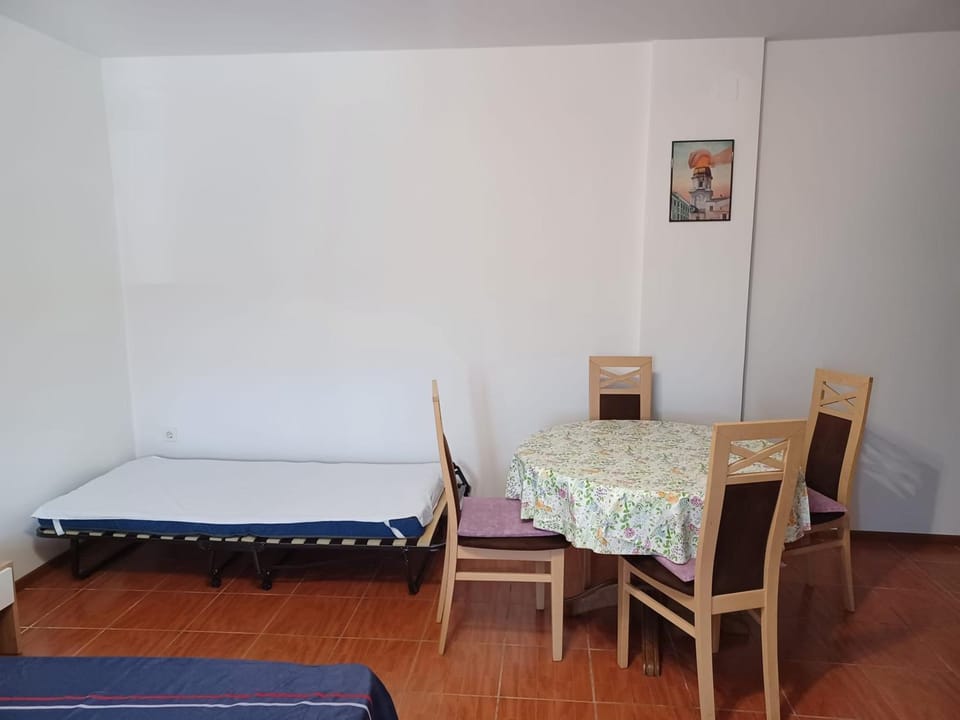 Bed, Seating area, Dining area