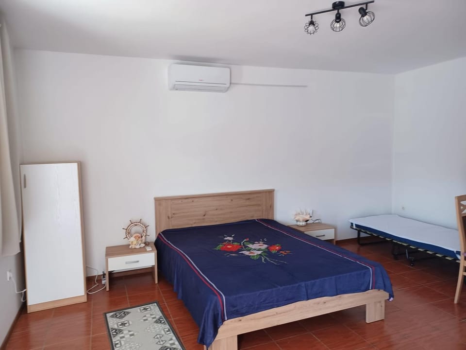 Bed, Photo of the whole room, Bedroom, air conditioner