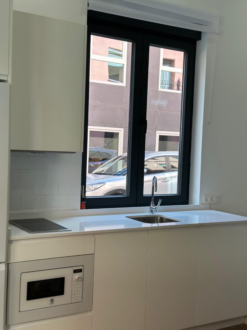 Kitchen or kitchenette, minibar