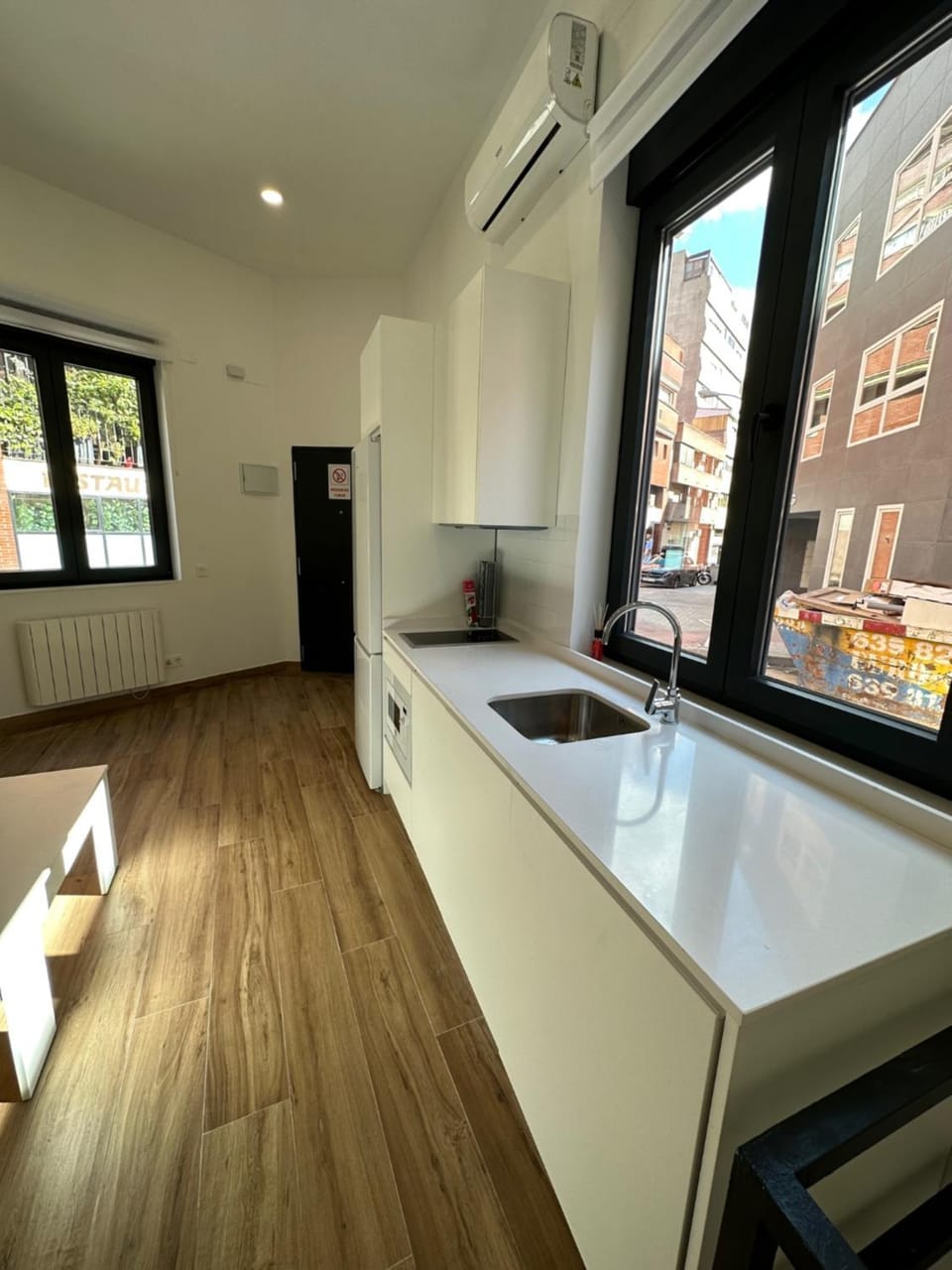 Kitchen or kitchenette, air conditioner