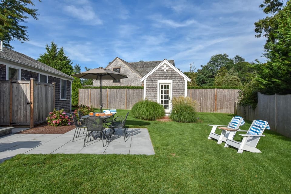 1 min drive to Rock Harbor 2 min to Town House in Orleans