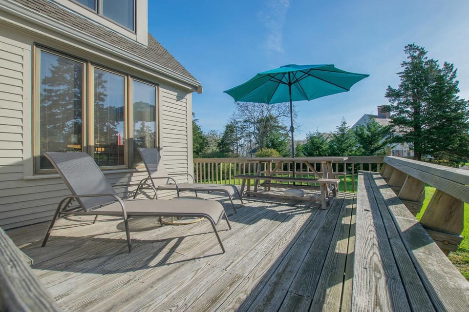 Private Beach and Roof Top Deck House in Orleans