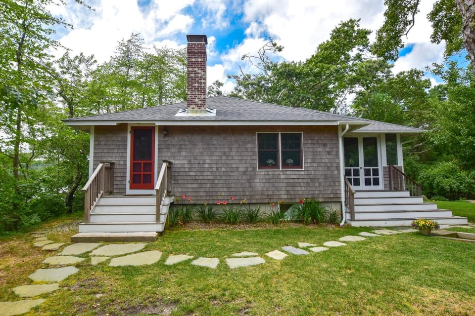 10 ft from Crystal Lake New renovation House in Orleans